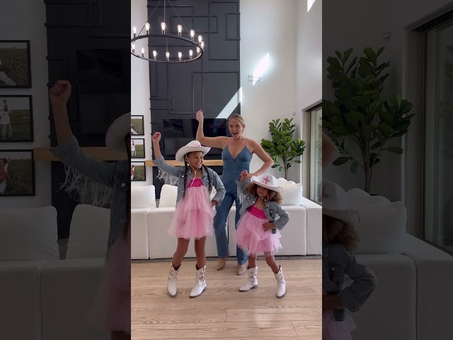 Couldn’t not do this trend 💖✨ #thisainttexas #dance #momdaughter #daughter #trend #familyfun