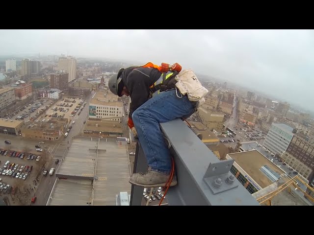 Risk at height: extreme workers