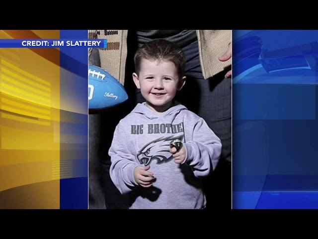 Philadelphia Eagles' Jason Kelce helps Mini Mummer's family with baby announcement