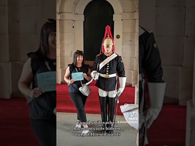 King's Guard smiles when his mum visits him on duty at Horse Guards. 18.06.2023.