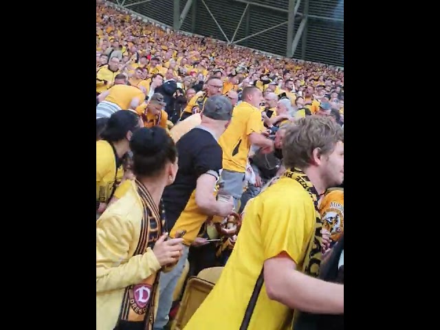 FCK Fans schießen Leuchtrakete auf Dynamo Dresden Fans