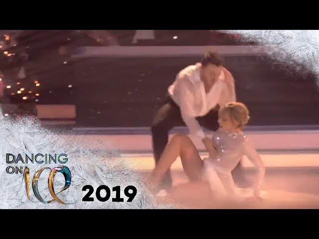 Lina Larissa Strahl stürzt bei Pflichtelement! | Dancing on Ice | SAT.1