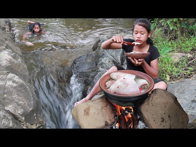 Survival skills: Catch and Cook Red fish soup spicy tasty for lunch & Show eating delicious