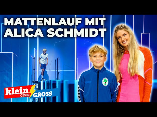 Alica Schmidt vs. Tom (13): Wer läuft schneller über Matten? | Klein gegen Groß