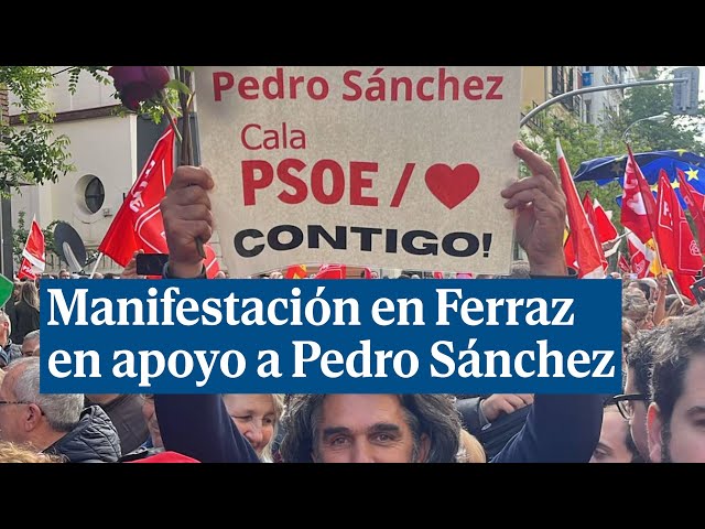 Multitudinaria manifestación en la sede del PSOE en apoyo a Pedro Sánchez: "Estamos contigo"