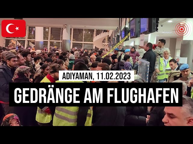 11.02.2023 #Adıyaman Gedränge am Flughafen: #Evakuierung per Militär-Flieger aus #Katastrophengebiet