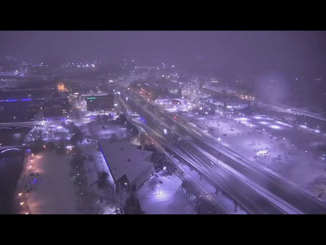 LIVE: Heavy snowfall arrives in downtown Grand Rapids