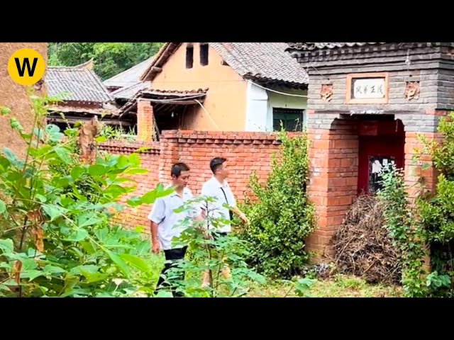 Two sworn brothers renovate the old abandoned house for many years together