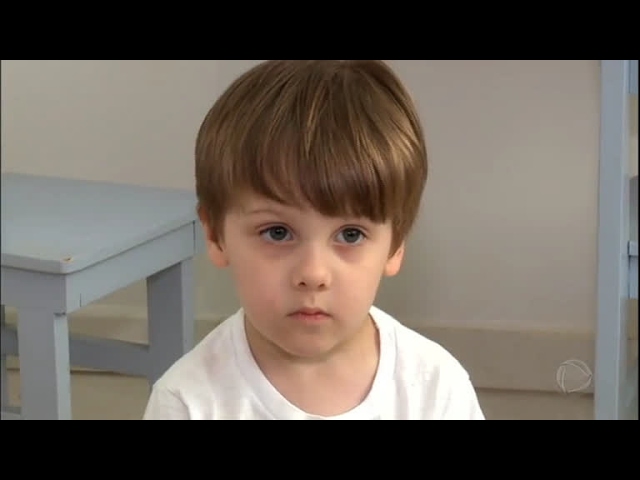 Menino brasileiro que nasceu autista surpreende ao falar só em inglês