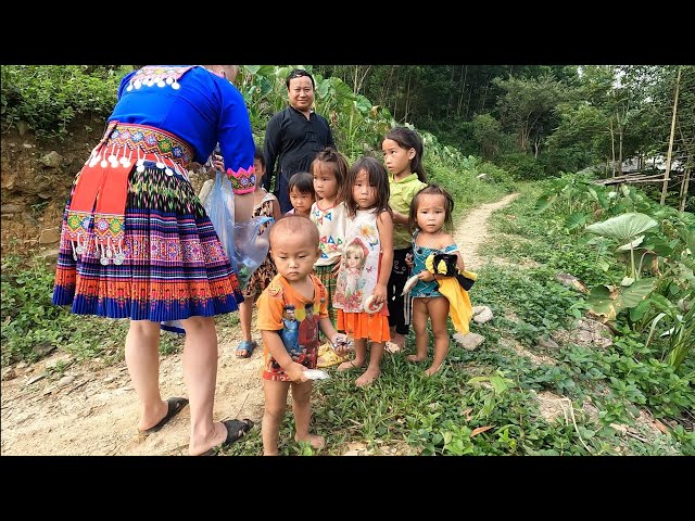 Vang Hoa And Zon Bring Gifts Of Gratitude To The Poor, Survival Instinct, Wilderness Alone, Ep 236