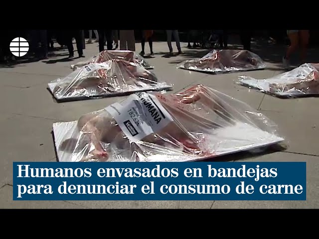 Humanos envasados en bandejas de supermercado para denunciar el consumo de carne
