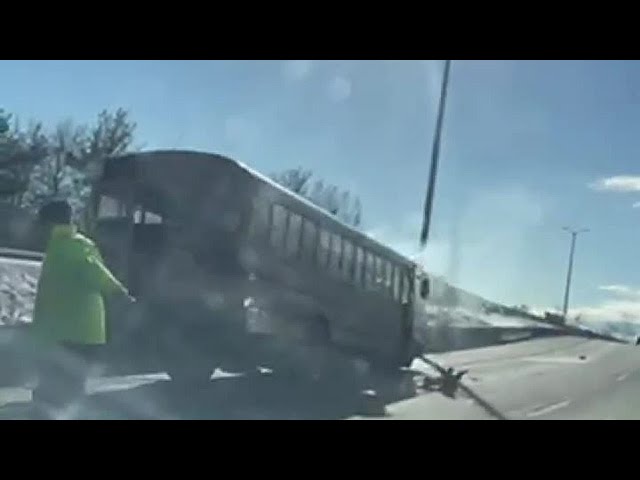 Bus crash closes highway ramp in East Hartford