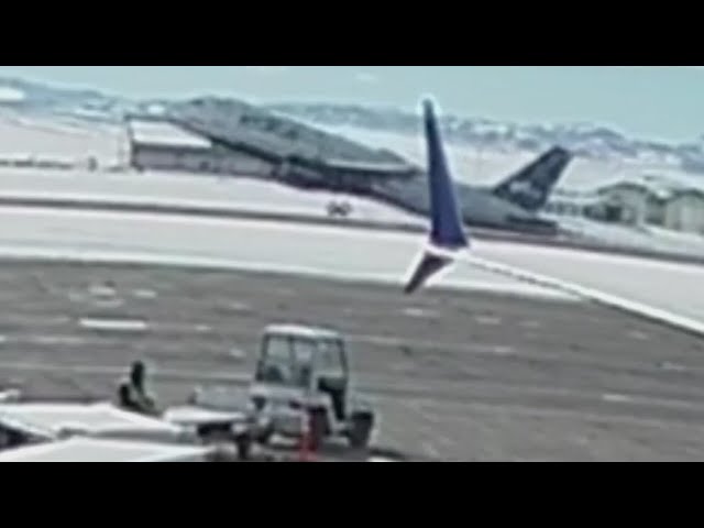 Video shows JetBlue plane take off to avoid crash