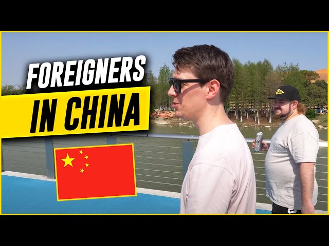 Foreigners went to a Chinese park
