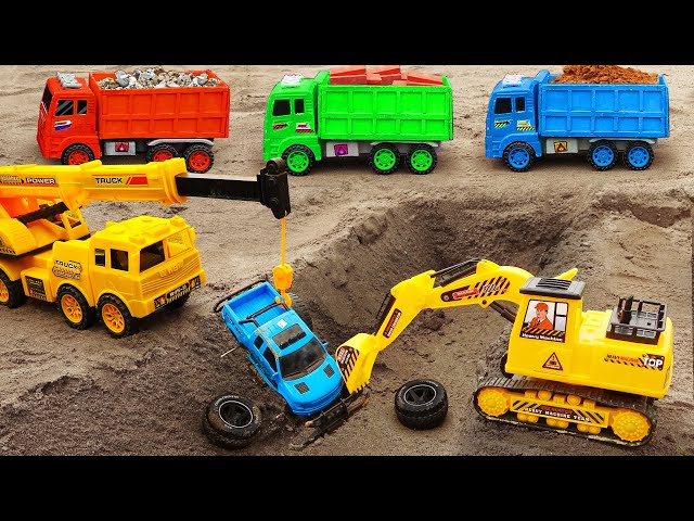 Rescue and have fun with the crane from the sand pit - Toy car story