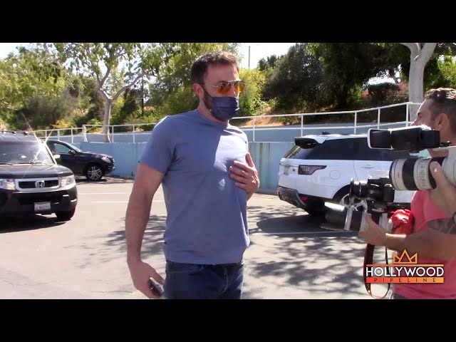 Ben Affleck talking in Spanish for two minutes straight with paparazzi