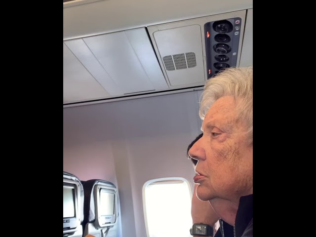 United Airlines pilot surprises Mom on flight