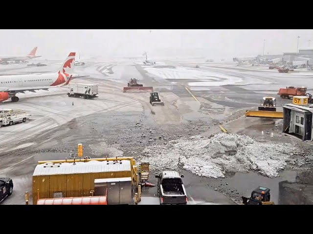 Timelapse of snow clearing at Pearson airport