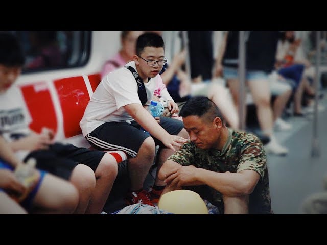 When people see a peasant-worker sitting on the ground in subway…  （China social experiment）