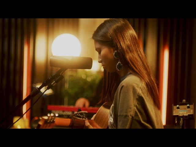 NIKI - Shouldn't Couldn't Wouldn't (Live) | Acoustic Sessions