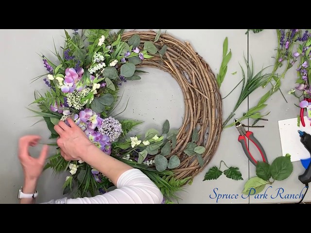 How to Make a Farmhouse Wreath