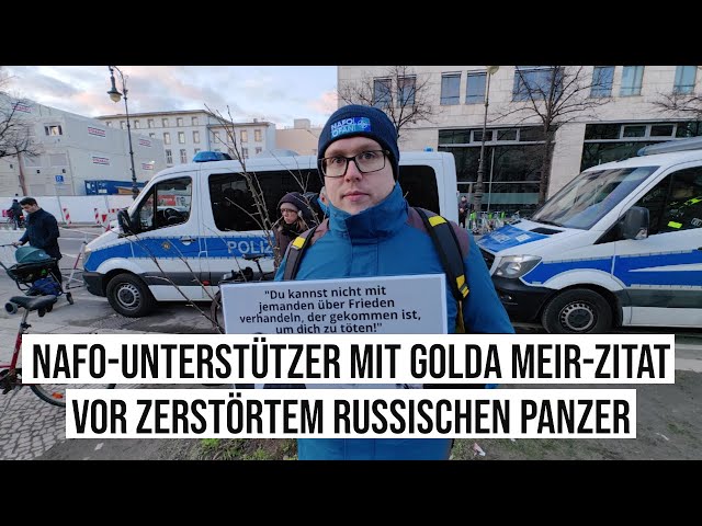 26.02.2023 #Berlin #NAFO-Unterstützer mit Golda Meir-Zitat vor zerstörten russischen Panzer #Ukraine