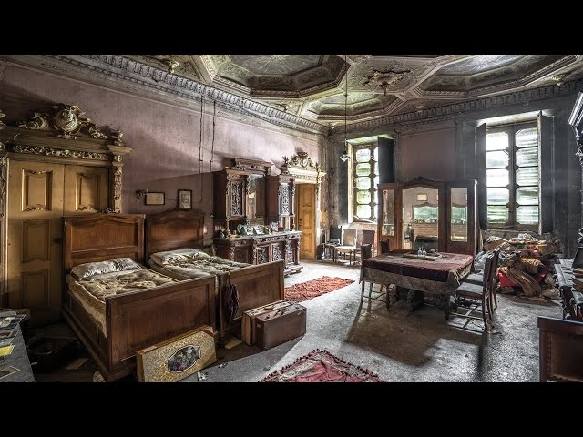 FOUND DECAYING TREASURE! | Ancient Abandoned Italian Palace Totally Frozen in Time