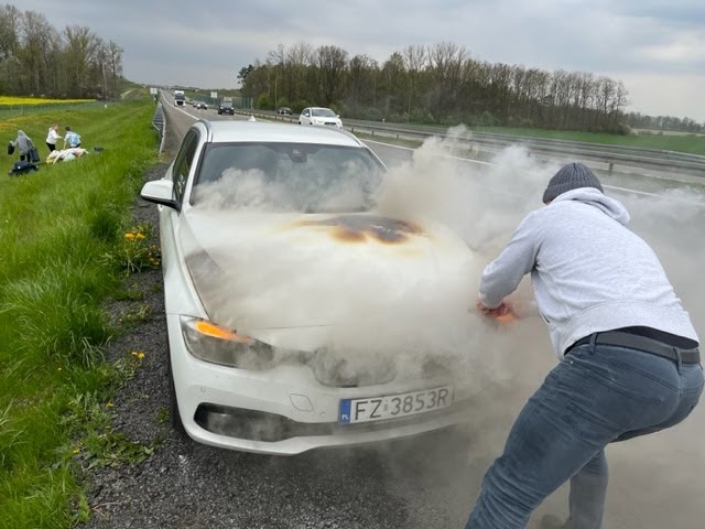 Pożar BMW na trasie, ewakuacja rodziny i kota! Bohaterska walka kierowców z ogniem!!! Znów EGR? (PL)