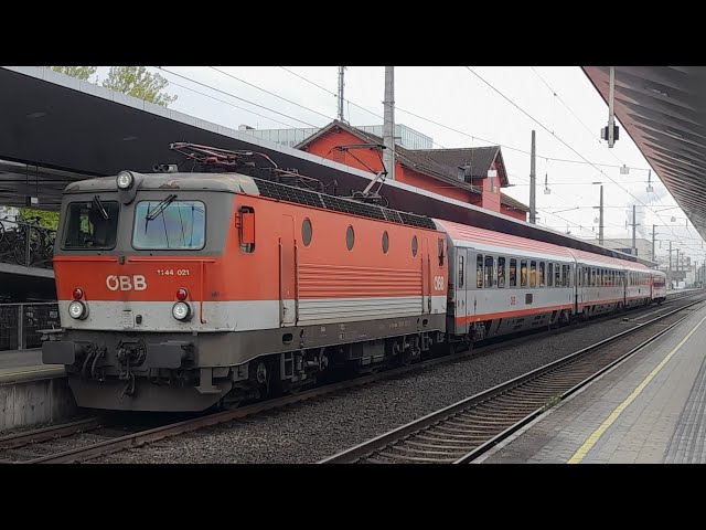 Staubsauger Treffen in Dornbirn: ÖBB 1144 021 mit D 666 kreuzt Güterzug mit 3 Loks