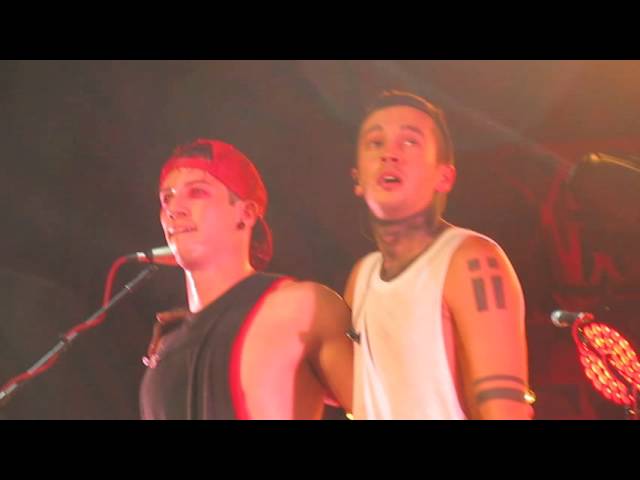 Twenty One Pilots-Tyler and Josh realize how many people came to hometown